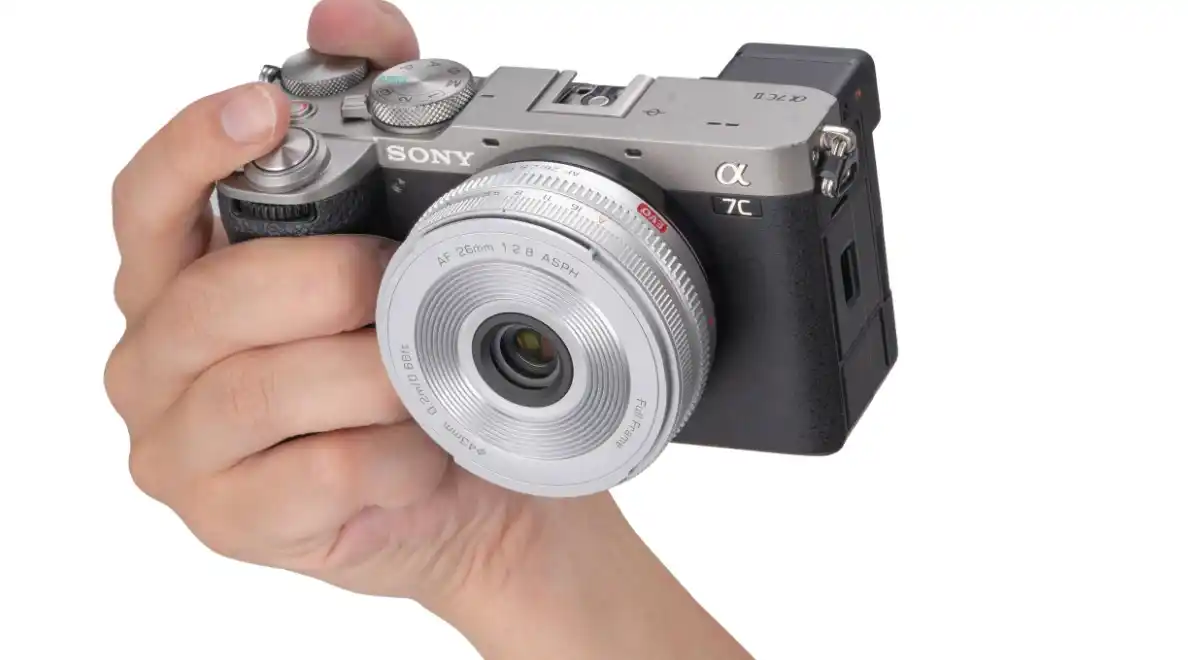 Viltrox 26mm F/2.8 EVO per Sony E ora disponibile in argento e grigio