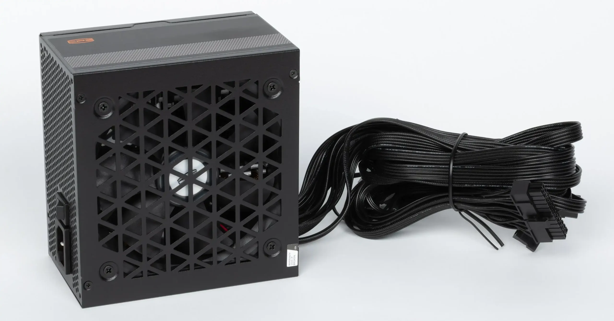 Recensione dell’alimentatore PCCooler YK550H: efficienza e silenziosità nella fascia economica